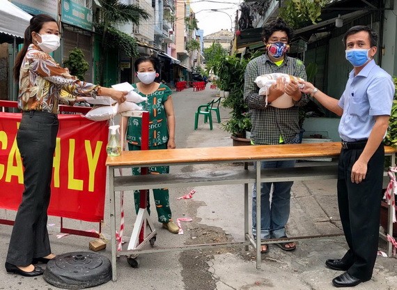 第十郡領導向因疫情受到影響的貧困者贈送禮物。