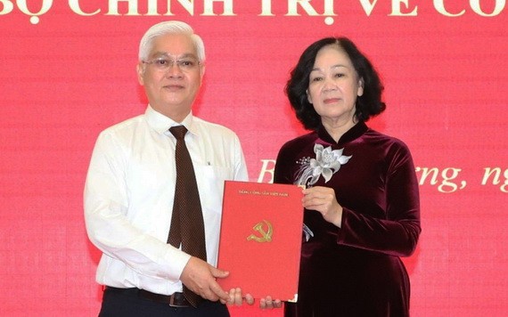 阮文利同志(左)從中央組織部部長張氏梅手中接過人事委任《決定》。(圖源:福俊)