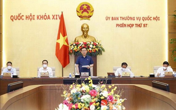 圖為國會主席王廷惠(中)主持國會常委會第 57 次會議。(圖源:越通社)