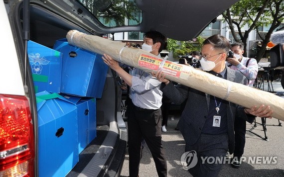 5月6日,首爾警察廳工作人員對公民團體“自由北韓運動聯合”辦公室進行查封後將所扣物品裝車。(圖源:韓聯社)