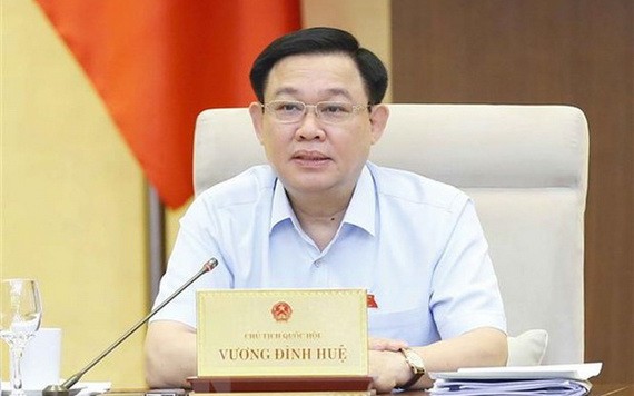 國會主席王廷惠主持會議並發言。（圖源：越通社）