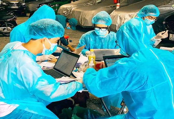 在隔離區,參與抗疫的本市各所醫科大學的志願生正輸入接受採檢者的資訊。
