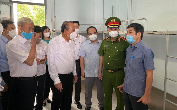 政府常務副總理張和平(前左二)親往視察同奈省3號野戰醫院。(圖源:衛生部)