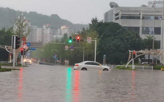中國四川省達州城區,在積水中拋錨的車輛。(圖源:互聯網)