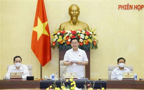 國會主席王廷惠(中)在會議上發言。(圖源:越通社)