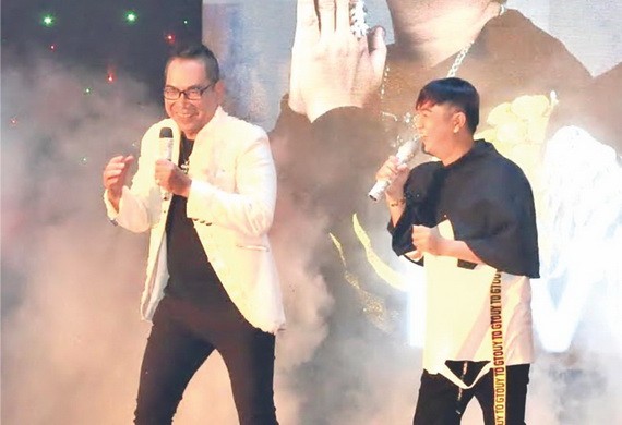 四眼章(左)與歌手李志成同台演出。