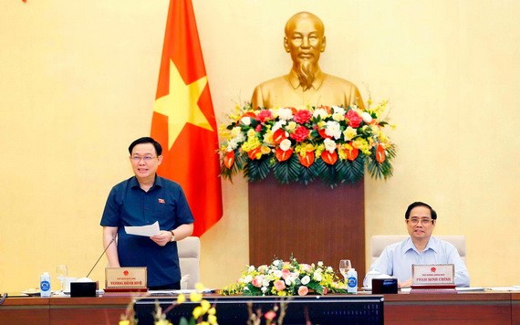 國會主席王廷惠(左)與政府總理范明政共同主持會議。(圖源:越通社)
