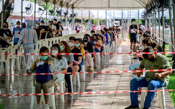 泰國民眾排隊等候接受新冠病毒採檢。(圖源:越通社)