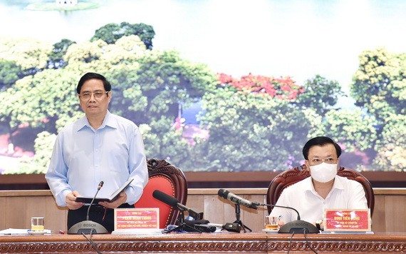 政府總理范明政(左)會上發言。(圖源:VGP)