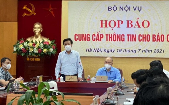 內務部副部長阮維昇(站)在新聞發佈會上發言。(圖源:越通社)
