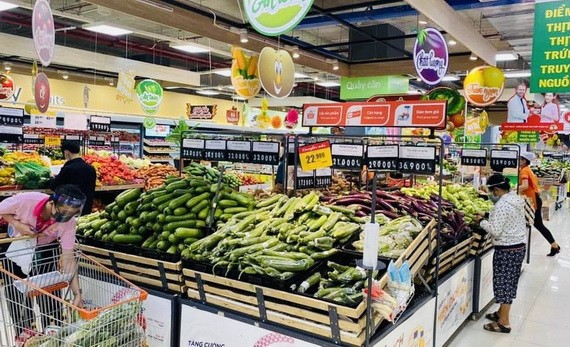 市民在超市選購食品。(圖源:黃雪)