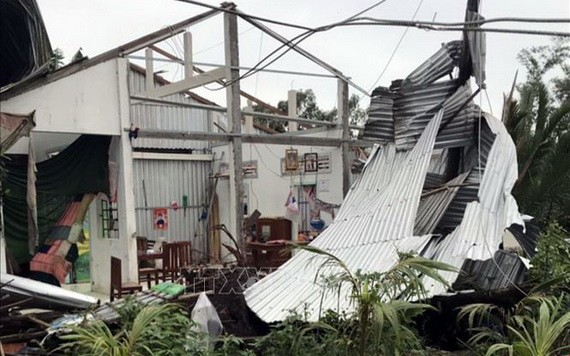 堅江省榕蓮縣遭大雨旋風襲擊
