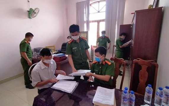 警方對犯罪嫌疑人阮文望的辦公室進行搜查犯罪證據。(圖源:警方提供)