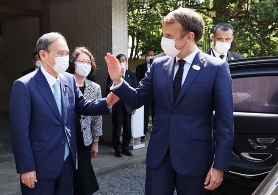 日本首相菅義偉(左)與法國總統馬克龍會晤。(圖源:互聯網)