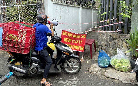 志願員親自上門送果蔬。