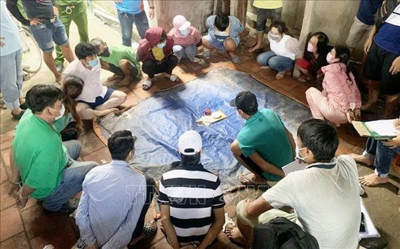 職能力量當場捉獲13名賭徒。(圖源:VOV)