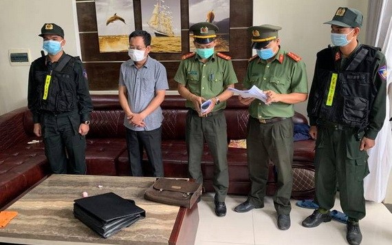 執法警員向陳春龍（左二）宣讀拘捕令。（圖源：洪陳）