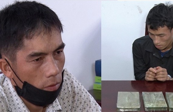 被抓獲的兩名販毒嫌犯及毒品物證。（圖源：警方提供）