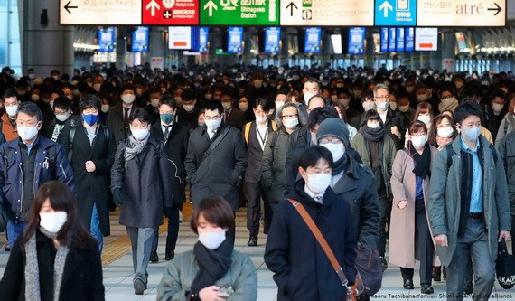 日本日增新冠確診病例首次過萬。(圖源:互聯網)