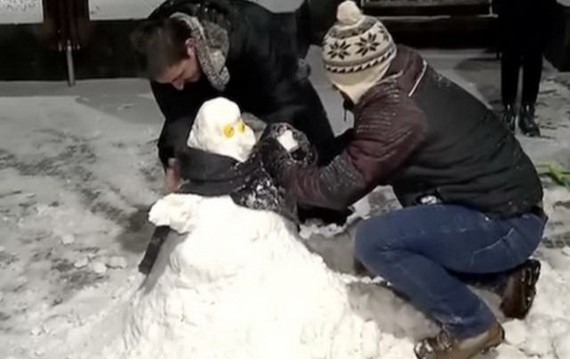 很多巴西人紛紛走上街頭堆雪人、打雪仗,畢竟這樣的經歷可能一輩子也遇不上一回。(圖源:互聯網)