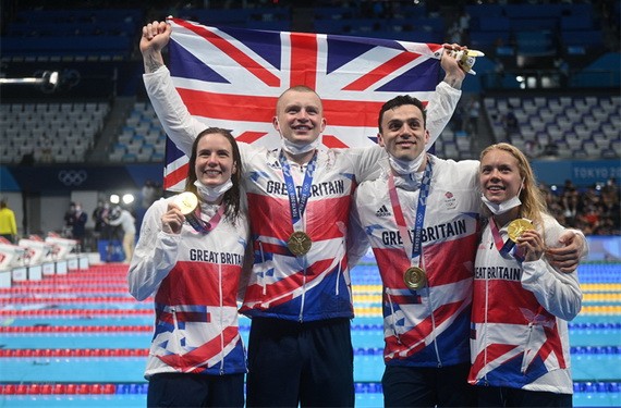 英男女 4x100 米混合泳接力決賽摘金