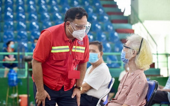 第十一郡領導慰問接種疫苗後民眾。(圖源:緣潘)