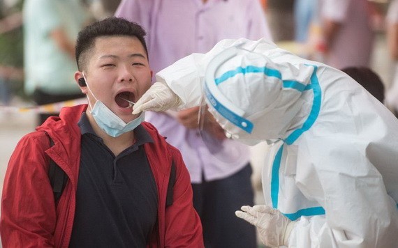 8月3日,武漢市民在東西湖區聯通佳苑小區檢測點進行核酸檢測。(圖源:新華社)