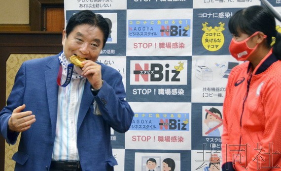 市長摘口罩咬奧運金牌被批評