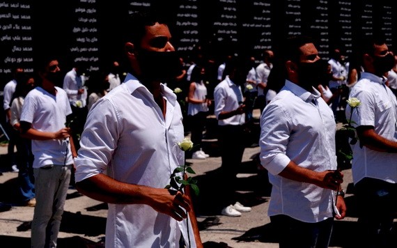 黎巴嫩人民 4日紀念首都貝魯特大爆炸一周年，民眾獻上鮮花緬懷遇難者。（圖源：Getty Images）