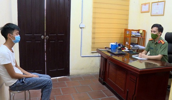 該犯罪團夥頭目潘廷海在派出所向調查機關供述其犯罪過程。（圖源：警方提供）