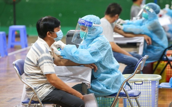 圖為 7月22日,市民在富壽體育館接種新冠疫苗。(圖源:黃潮)
