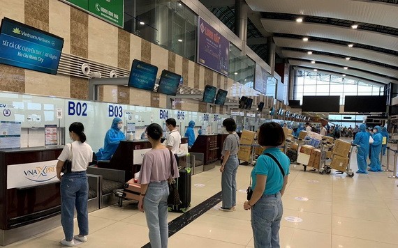馳援南方抗疫的醫護人員在內牌機場辦理登機手續。(圖源:越通社)