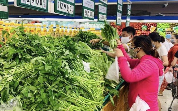 市民在超市選購蔬果。(圖源:VnEconomy)