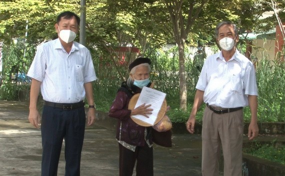 96 歲老婆婆(中)出院時同平福省漢管縣醫療中心領導合照。(圖源:德智)