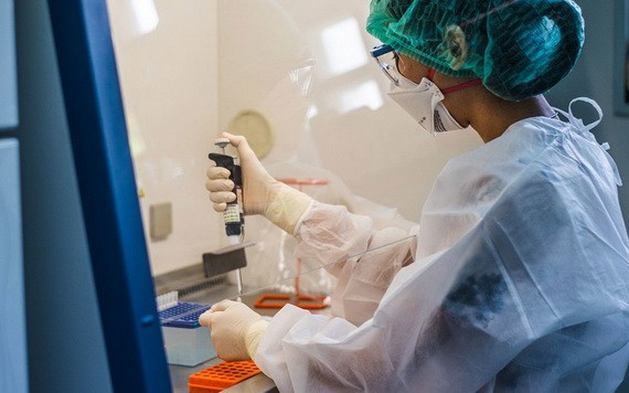 一名實驗室科學家在泰國的世衛組織合作研究中心工作。(圖源:WHO)