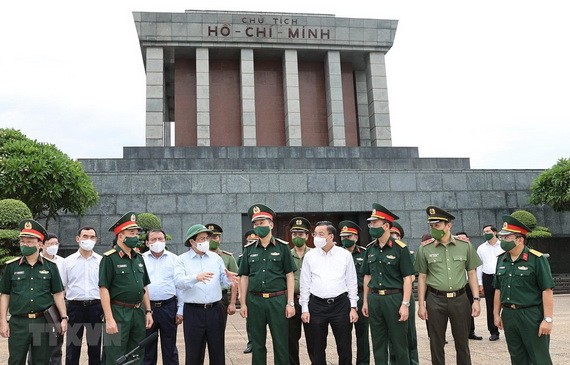范明政總理與胡志明主席陵管委會幹部交談。（圖源：越通社）