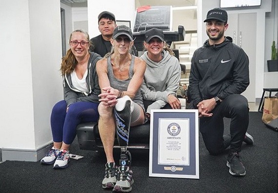 帕爾米耶羅‧溫特斯（左二）完成挑戰。（圖源：互聯網）