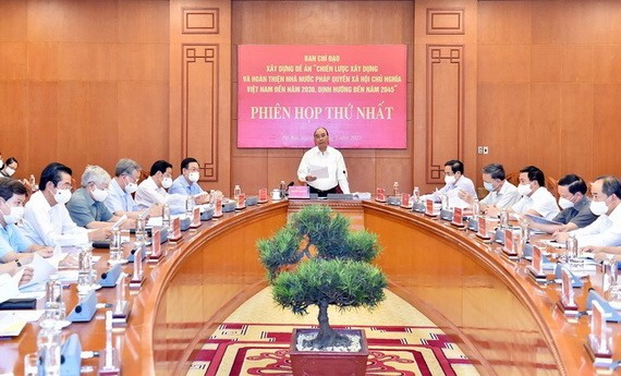 國家主席阮春福主持“至2030年,願景至2045年建設與完善越南社會主義法治國家的戰略”提案制定指委會第一次會議。