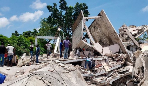 海地Les Cayes,民眾正在清理在地震中倒塌的建築殘骸。(圖源:AP)