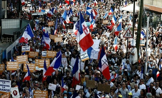 當地時間14日,法國21萬5000人參加遊行活動,反對健康通行證措施,其中巴黎近1萬4000人參與。(圖源:AFP)