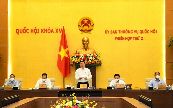 國會主席王廷惠(中)在會上致開幕詞。(圖源:Quochoi.vn)