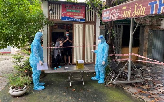 職能力量將骨死者的灰交給家屬。（圖源：登魁）