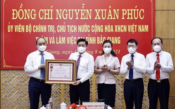 國家主席阮春福向北江省頒授三等勞動勳章。(圖源:越通社)