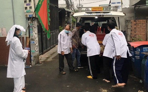 死者家屬為其辦理後事。（圖源：廷仲）