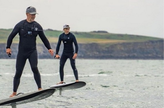 英父子用電動沖浪板橫渡英吉利海峽