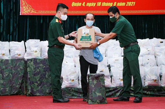 第七軍區司令部和軍隊工業-電信集團昨(18)日在第四郡政治培訓中心,舉辦6000份“零元必需品訂單”贈送活動。(圖源:明隆)