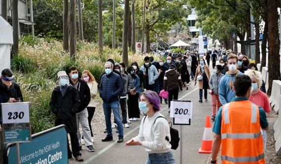 2021年8月2日,人們在悉尼Homebush疫苗接種中心排隊等候接種新冠疫苗。 (圖源:AFP)