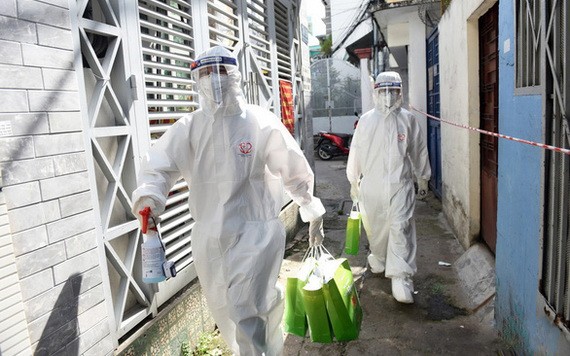 市青年醫師協會的醫護人員走進小巷為社區中的居家隔離新冠確診者查體發藥治療。(圖源:緣潘)