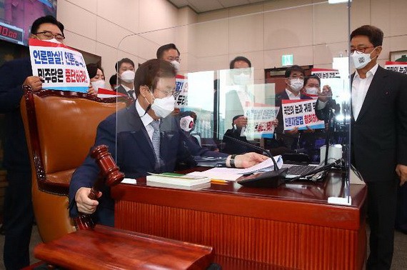 8月19日在首爾汝矣島國會文化體育觀光委員會上,以李達坤為代表的國民力量黨議員們在媒體仲裁法修正案表決前的全體會議上阻止文化體育觀光部長官都鍾煥召開會議。(圖源:韓聯社)