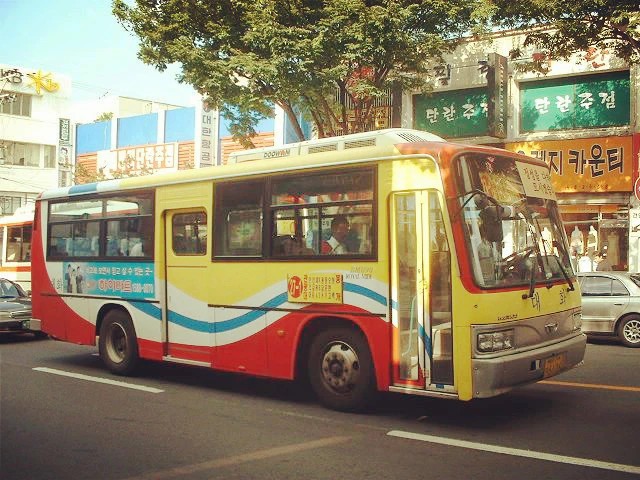 一輛公交車在首爾街道上行駛。(圖源:互聯網)